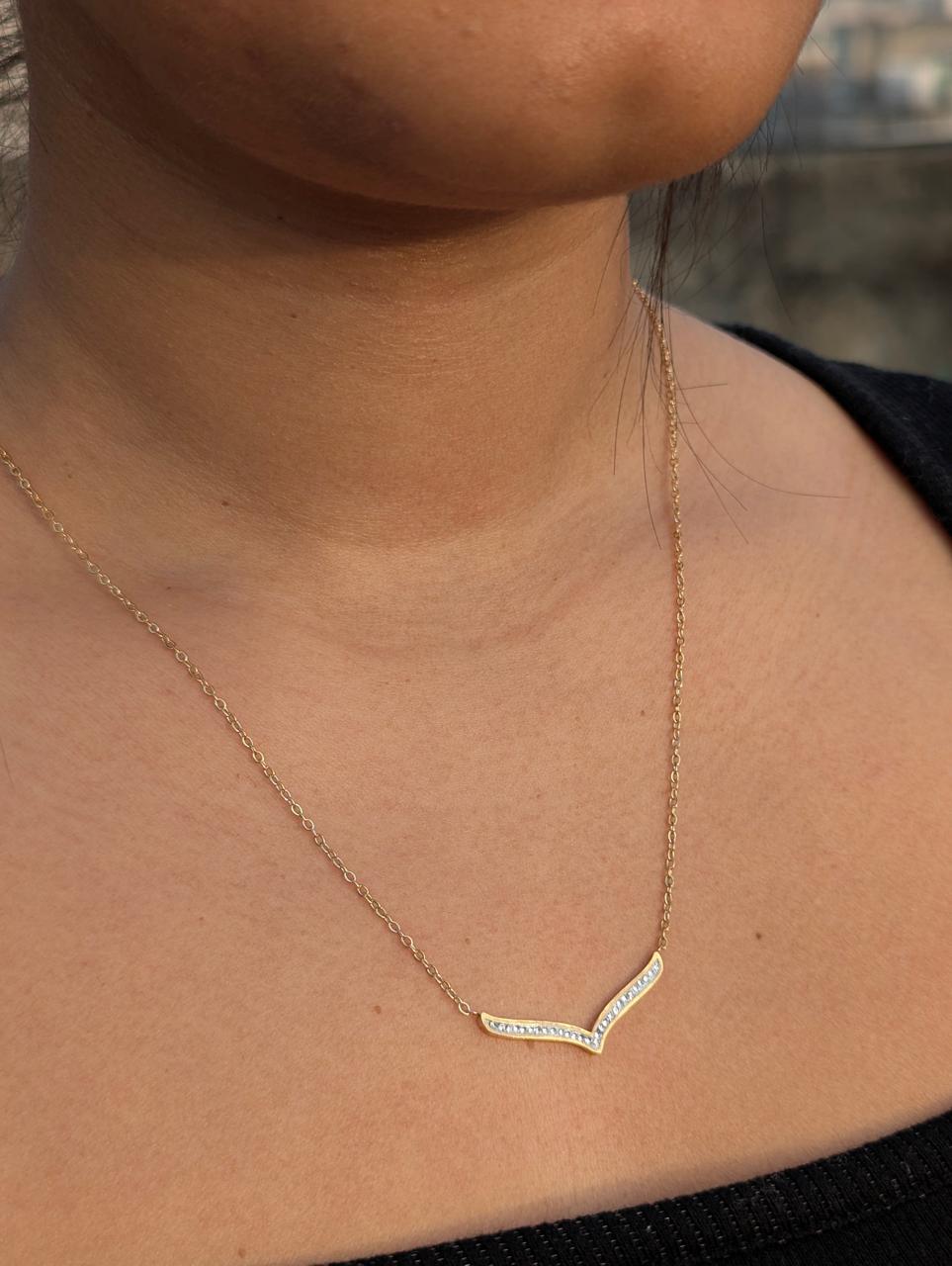 Anti tarnish V Shape pendant 💟💟