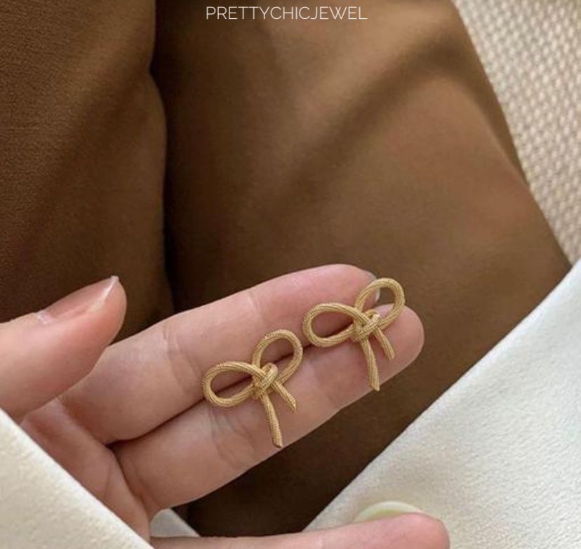 Golden 🎀🎀 bow earrings