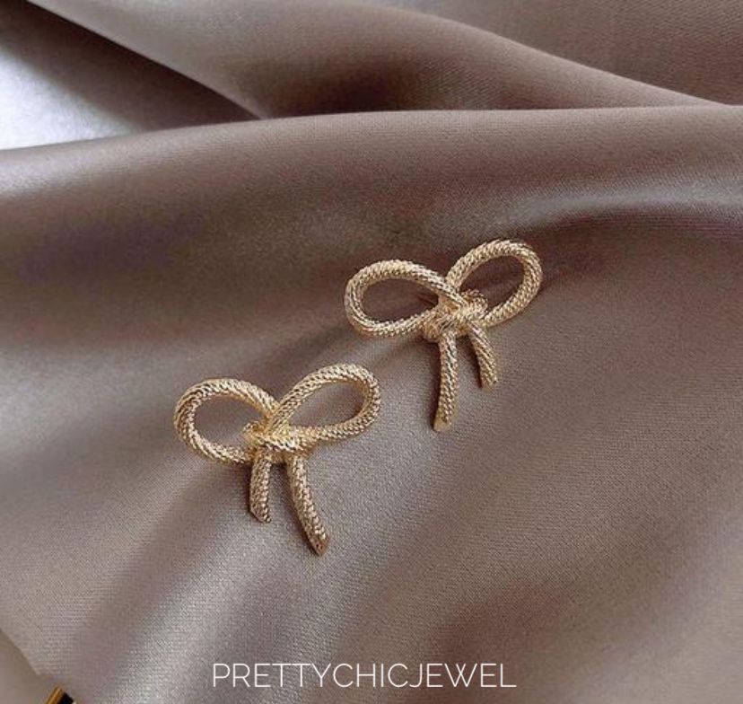 Golden 🎀🎀 bow earrings